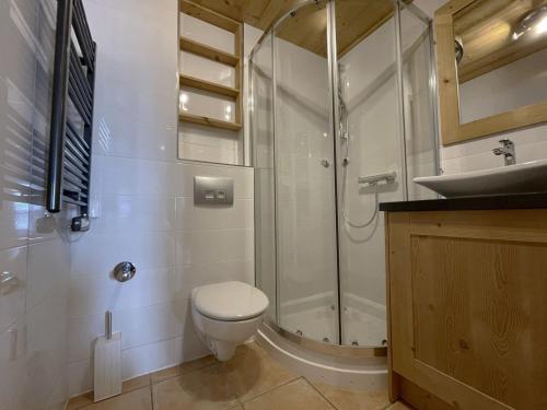 圣马丁德贝尔维尔Appartement Saint-Martin-de-Belleville, 2 pièces, 4 personnes - FR-1-452-193的带淋浴、卫生间和盥洗盆的浴室