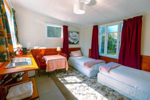 格雷默斯布鲁纳尔顿旅舍及背包客酒店的一间卧室配有两张床、一张桌子和一个水槽