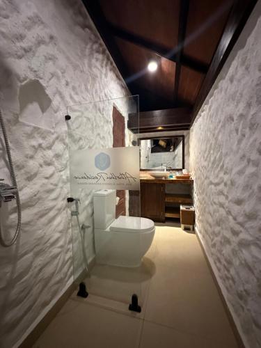 FehendhooAtholhu Residence的浴室配有白色卫生间和盥洗盆。