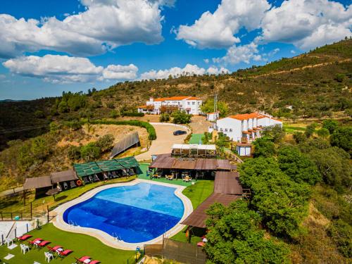 Santa Ana la Real坎普勒约洛斯贝内洛斯酒店的享有带游泳池的度假村的空中景致