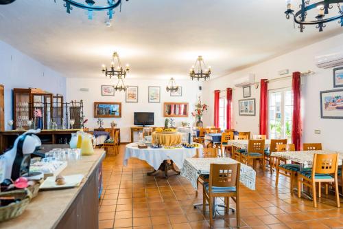 Santa Ana la Real坎普勒约洛斯贝内洛斯酒店的一间在房间内配有桌椅的餐厅