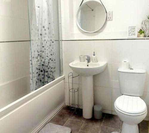 斯坦维尔Majestic Homes Heathrow - FREE PARKING的一间带卫生间、水槽和镜子的浴室