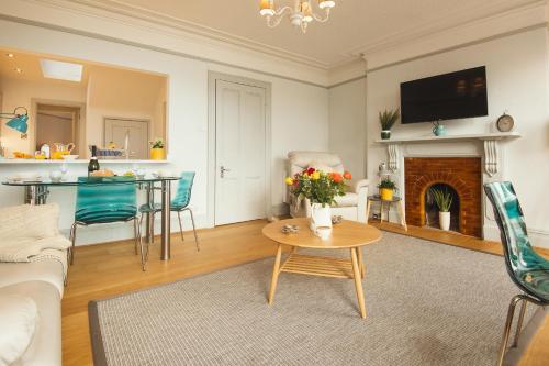 达特茅斯Harbour Living的客厅配有沙发和桌子