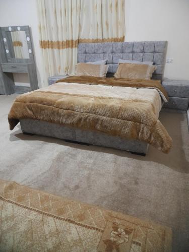 Ad Dimnahمزرعة الشفق的一间卧室配有一张带毯子的大床