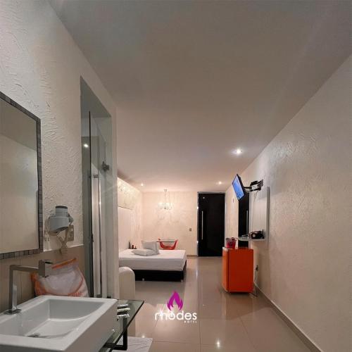 卡鲁阿鲁Rhodes Hotel Caruaru的一间带水槽的浴室和一间客厅