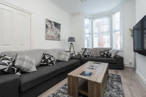 利物浦Hornsey Lodge - Anfield Apartments的带沙发和咖啡桌的客厅