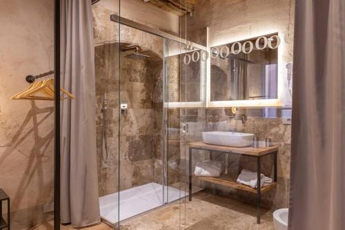 蒙特普齐亚诺Truffle House Tuscany Tuber Albidum Pico的一间带玻璃淋浴和水槽的浴室
