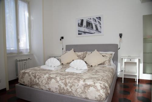 罗马Piazza Testaccio Home appartamento E 1 accogliente con vista piazza Testaccio的一间卧室配有一张带两个枕头的床