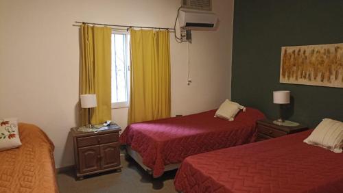 卡塔马卡La Pirca Rosada的酒店客房设有两张床和窗户。
