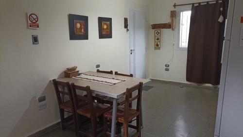 卡塔马卡La Pirca Rosada的一间带桌子和两把椅子的用餐室
