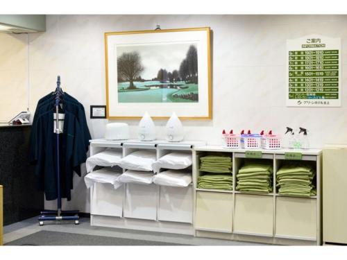 北上市Green Hotel Kitakami - Vacation STAY 09805v的一间设有白色毛巾和照片的柜台的房间