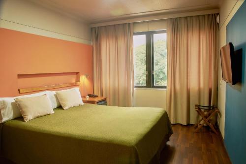 门多萨拉宜斯艾克卡吉酒店的酒店客房设有床和窗户。