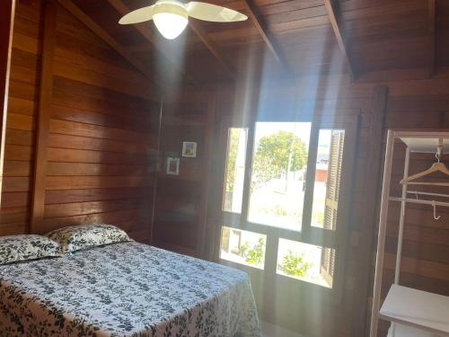 帕罗卡Residencial Coração do Mar的一间卧室设有一张床和一个大窗户