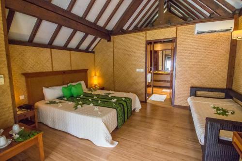 阿瓦托鲁麦泰兰吉罗酒店的一间卧室配有一张带绿色枕头的床