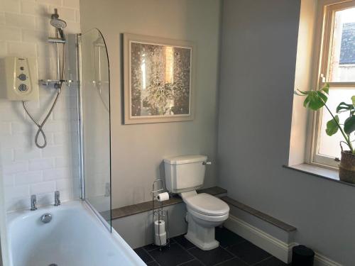 约维尔Stylish Flat in Yeovil Somerset的一间带卫生间和浴缸的浴室