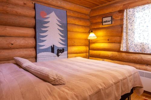 库萨莫Suvituuli的小木屋内一间卧室,配有一张床