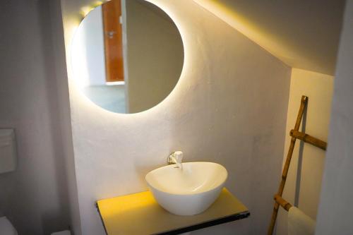NavadwīpSoultoSoul Guesthouse的一间带水槽和镜子的浴室