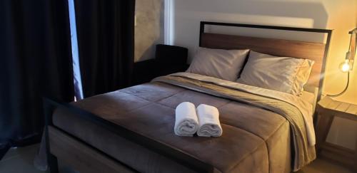 Balneário GaivotasThe Guest House hostel的床上有两双白色毛巾