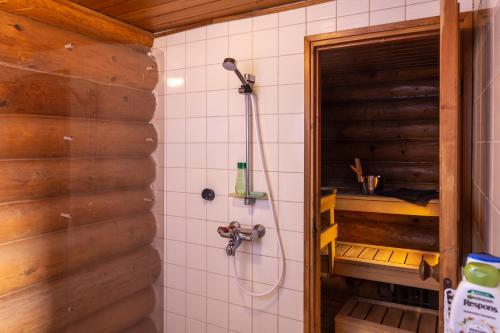 库萨莫Iltarusko的带淋浴的浴室,配有木门