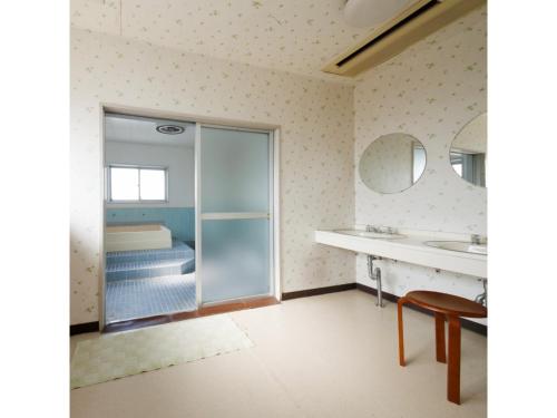 ZentsujiZentsuji Grand Hotel - Vacation STAY 16623v的带淋浴、盥洗盆和镜子的浴室