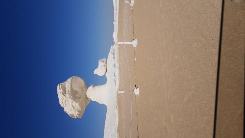 Qasr Al FarafirahWhite desert & Black desert camb的海滩上方的岩石景色