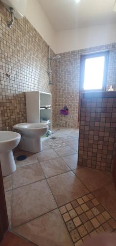Montecorvino PuglianoAl Rifugio的一间带卫生间和水槽的浴室