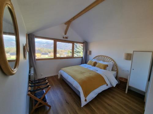 LathuilleAppartement 4 personnes Lac d'Annecy的一间卧室设有一张床和一个大窗户