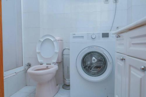 伊斯坦布尔Bakirkoyde essiz harika konumda的一间带卫生间和洗衣机的浴室