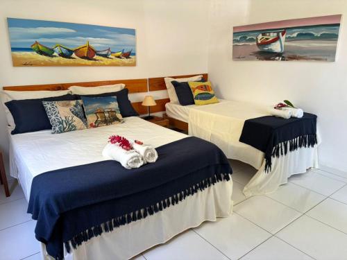 巴拉格兰德Pousada Cacau e Dendê的一间设有两张床铺和毛巾的房间