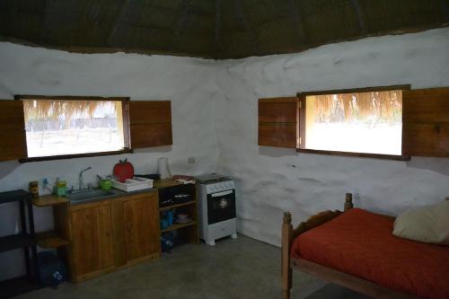 波波约Castaways Nicaragua的客房设有厨房、床和2扇窗户。