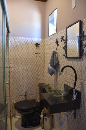 伦索伊斯Serra Grisante Pousada Bed and Breakfast的一间带水槽、卫生间和淋浴的浴室