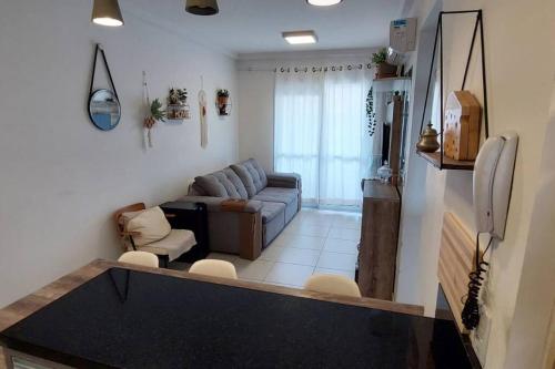 弗洛里亚诺波利斯AP praia Canasvieiras - Cond Top的客厅配有沙发和桌子