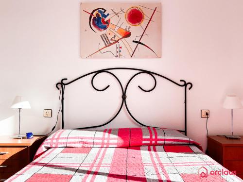 奥罗佩萨德尔马Brisas del Mar Mediterráneo的一间卧室配有一张带红白毯子的床