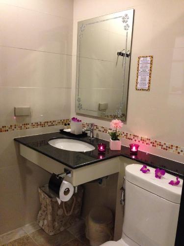 北芭堤雅瑞士天堂精品别墅酒店的一间带水槽、卫生间和镜子的浴室