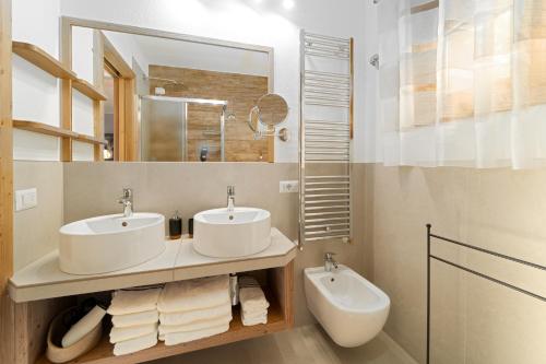 利维尼奥Dany Lodge Livigno的浴室设有2个水槽和镜子
