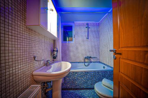 瓦莫斯Villa Lima Pool & Jacuzzi Chania的一间带水槽、浴缸和卫生间的浴室