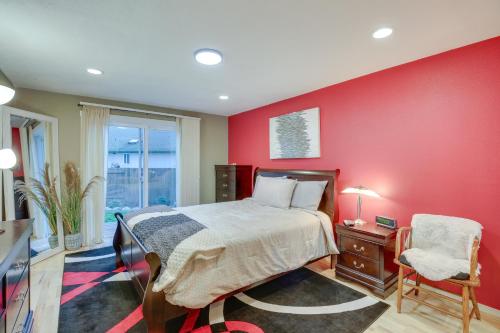 尤金Eugene Vacation Home 8 Mi to University of Oregon的卧室设有红色墙壁、一张床和一把椅子