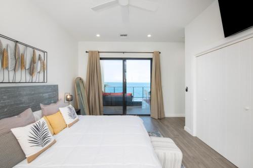Red Bay EstateAllure #22 3BR Waterfront的卧室配有一张白色的大床和一张沙发。