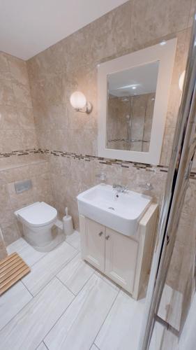 伯恩茅斯Luxury apartment in Bournemouth的浴室配有白色水槽和卫生间。