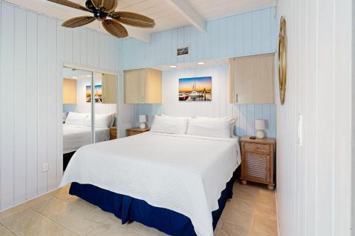 基克罗尼海滩The Fisherman's Cottage的一间卧室配有一张大床和吊扇