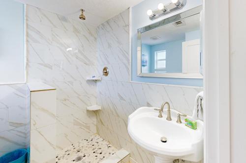 基克罗尼海滩The Fisherman's Cottage的白色的浴室设有水槽和镜子