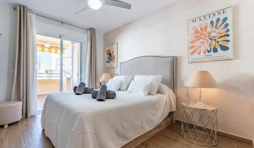 福恩吉罗拉Apartamento Boutique Miramar Playa, Garaje opcional的卧室配有带白色枕头的大床