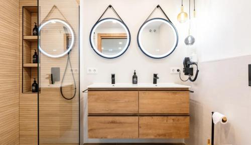 福恩吉罗拉Apartamento Boutique Miramar Playa, Garaje opcional的浴室设有两面镜子和盥洗盆