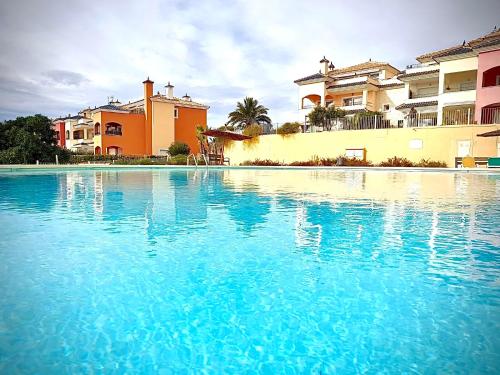穆尔西亚Espectacular dúplex的房屋前方的蓝色海水游泳池