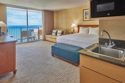 檀香山威基基度假酒店的酒店客房设有一张床和一个带水槽的厨房