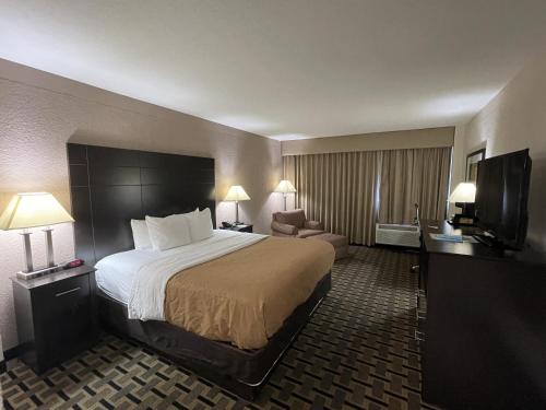 辛辛那提辛辛那提市中心品质套房酒店的酒店客房设有一张大床和一台电视。