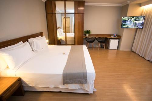 里约热内卢Regency Park Hotel - SOFT OPENING的酒店客房,配有床和电视