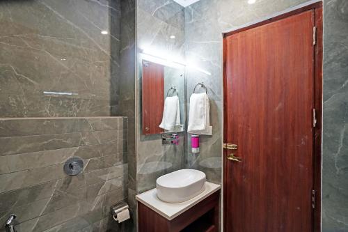 诺伊达Diamond Admire Hotel & Banquets by MMD的一间带水槽和卫生间的浴室