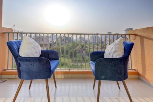 瓦斯科达伽马Premium 2BHK apartment with Pool Access的两把蓝色椅子坐在一个美景阳台