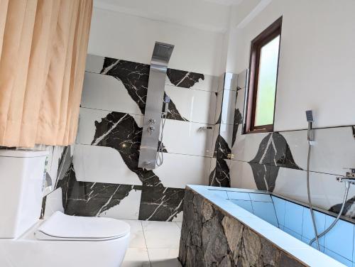 埃拉Ella Dream Mount的浴室设有黑色和白色的瓷砖墙